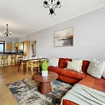 Peaceful Retreat, Pools, Gym, Parks