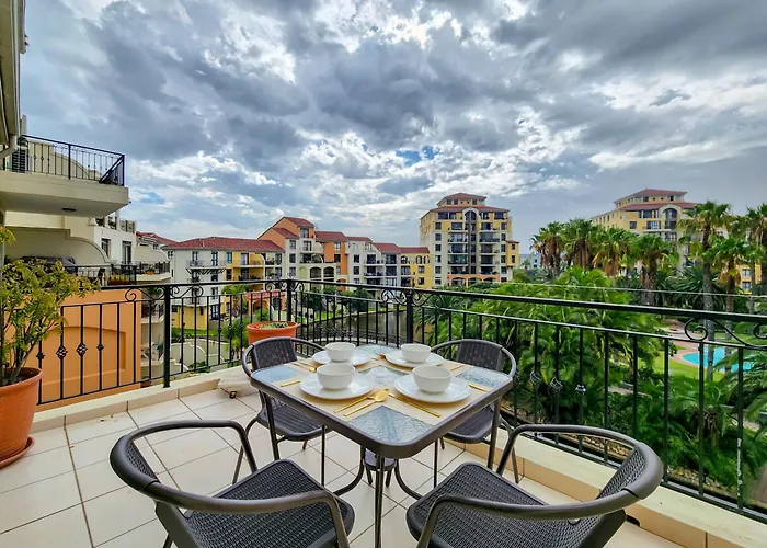 Peaceful Retreat, Pools, Gym, Parks