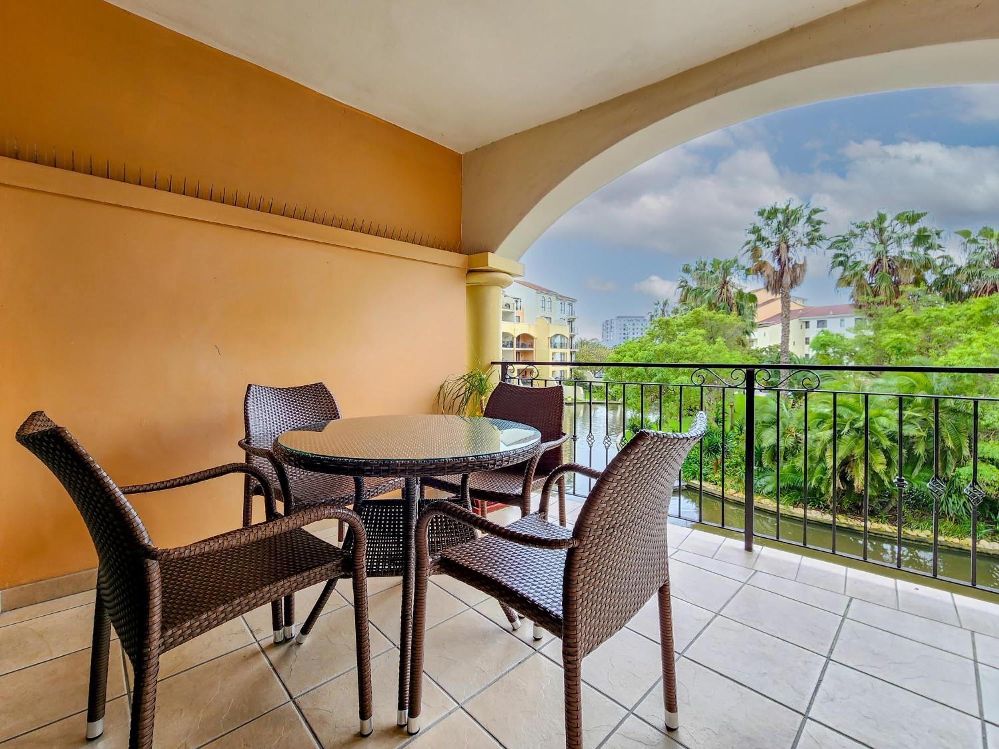 Peaceful Retreat, Pools, Gym, Parks Apartment